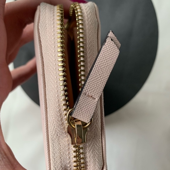 Guess purse 💕 - Picture 4 of 10